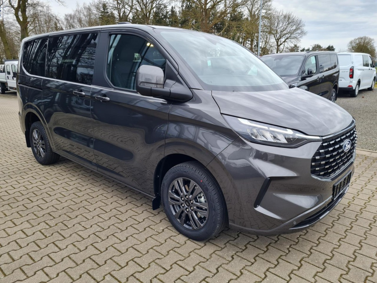 Ford Tourneo Custom 320 L1 AG Titanium X AHK LED NAVI 2X SCHIEBE - Mikrobus: obrázok 3 Ford Tourneo Custom 320 L1 AG Titanium X AHK LED NAVI 2X SCHIEBE - Mikrobus: obrázok 3