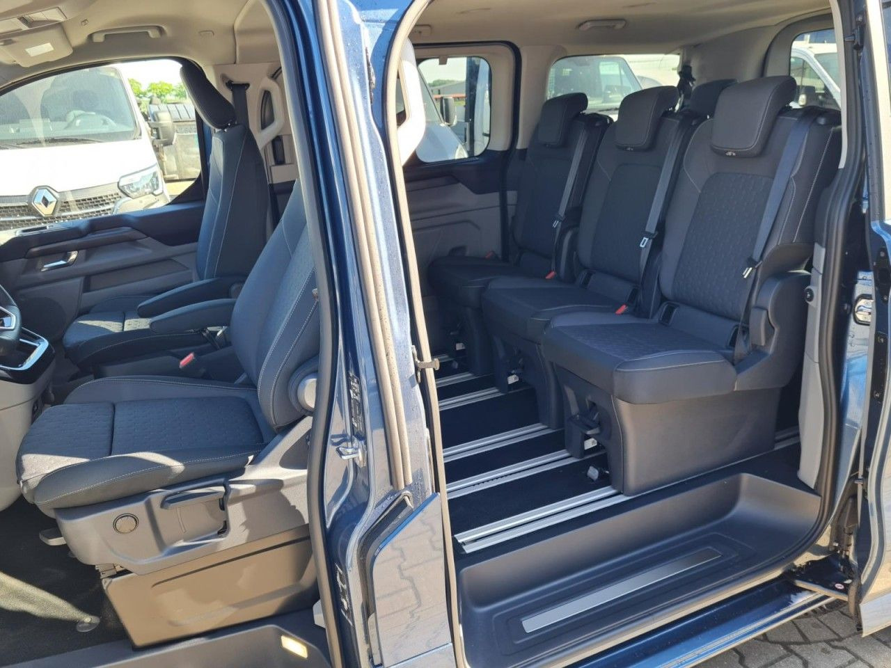Ford Tourneo Custom 320 Titanium L1 AG 8-Sitze LED KA - Mikrobus: obrázok 2 Ford Tourneo Custom 320 Titanium L1 AG 8-Sitze LED KA - Mikrobus: obrázok 2