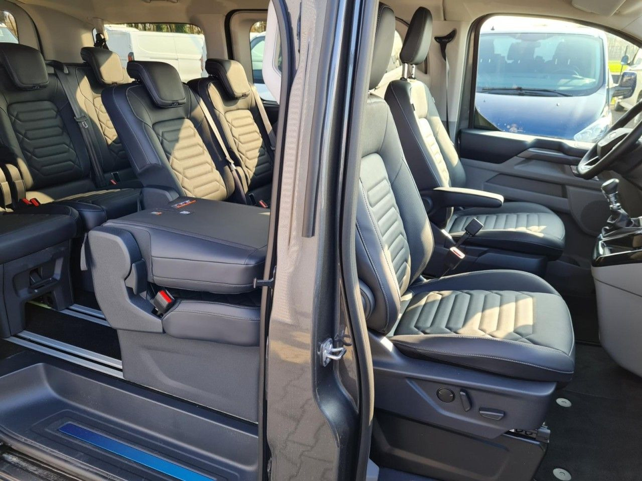 Ford Tourneo Custom 320 Titanium X L1 AHK LED LMF NAV - Mikrobus: obrázok 4 Ford Tourneo Custom 320 Titanium X L1 AHK LED LMF NAV - Mikrobus: obrázok 4