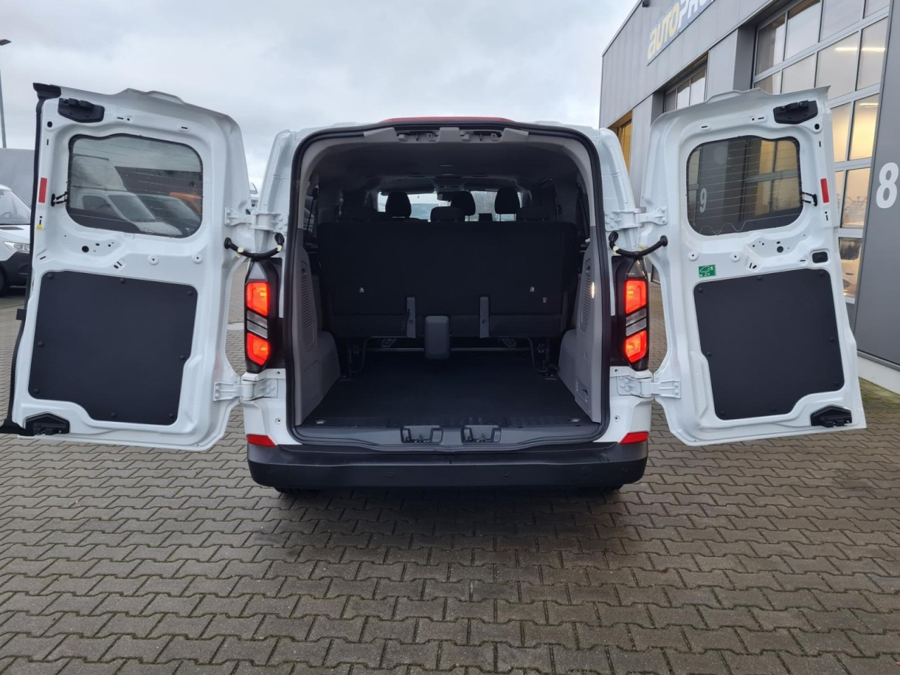 Ford Transit Custom Kombi 320 L2 Trend 9 Sitze KAMERA - Minibus, Mikrobus: obrázok 5 Ford Transit Custom Kombi 320 L2 Trend 9 Sitze KAMERA - Minibus, Mikrobus: obrázok 5