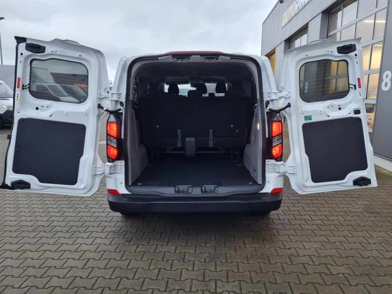 Ford Transit Custom Kombi 320 L2 Trend 9 Sitze KAMERA - Automobil: obrázok 5 Ford Transit Custom Kombi 320 L2 Trend 9 Sitze KAMERA - Automobil: obrázok 5