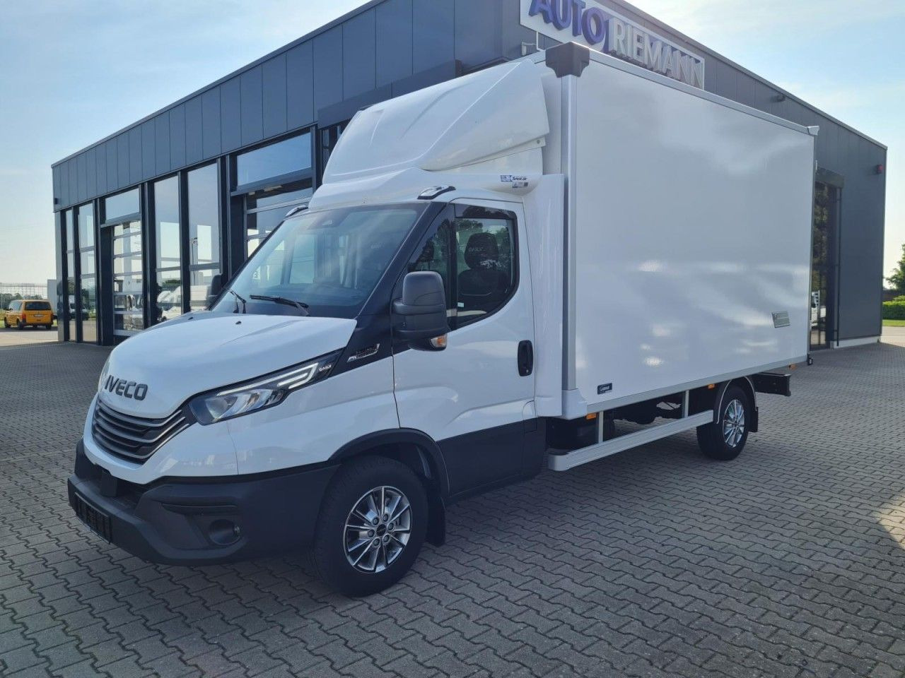 Iveco 35S 18 3.0 Koffer Hi Matic LM KLIMA KAMERA Navig - Dodávka skriňová nadstavba: obrázok 3 Iveco 35S 18 3.0 Koffer Hi Matic LM KLIMA KAMERA Navig - Dodávka skriňová nadstavba: obrázok 3