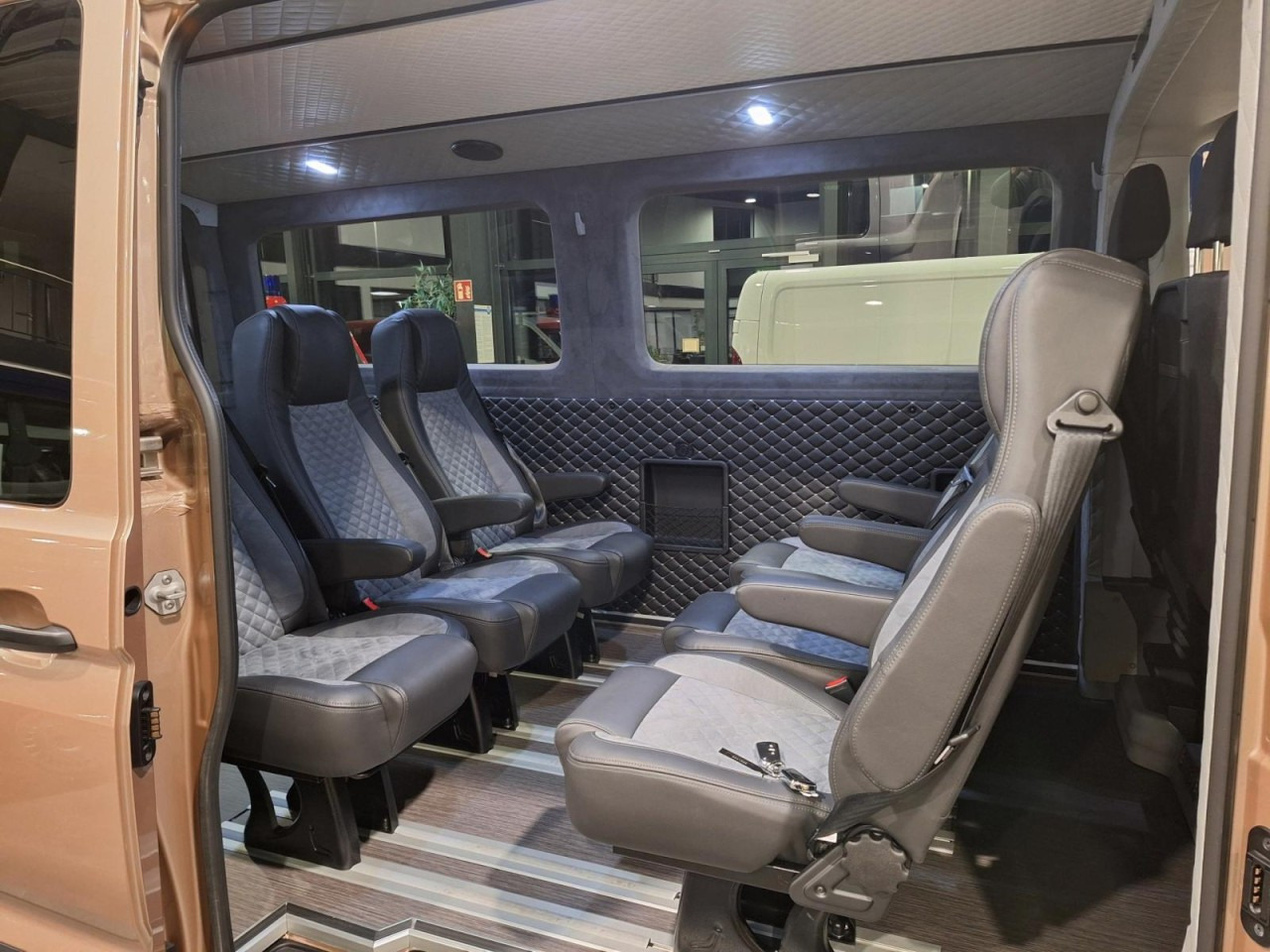 Man TGE 3.180 TDi Kombi 9 Sitze ALU KAMERA LED LEDER Sonderumbau - Dodávkа s dvojitou kabínou: obrázok 5 Man TGE 3.180 TDi Kombi 9 Sitze ALU KAMERA LED LEDER Sonderumbau - Dodávkа s dvojitou kabínou: obrázok 5