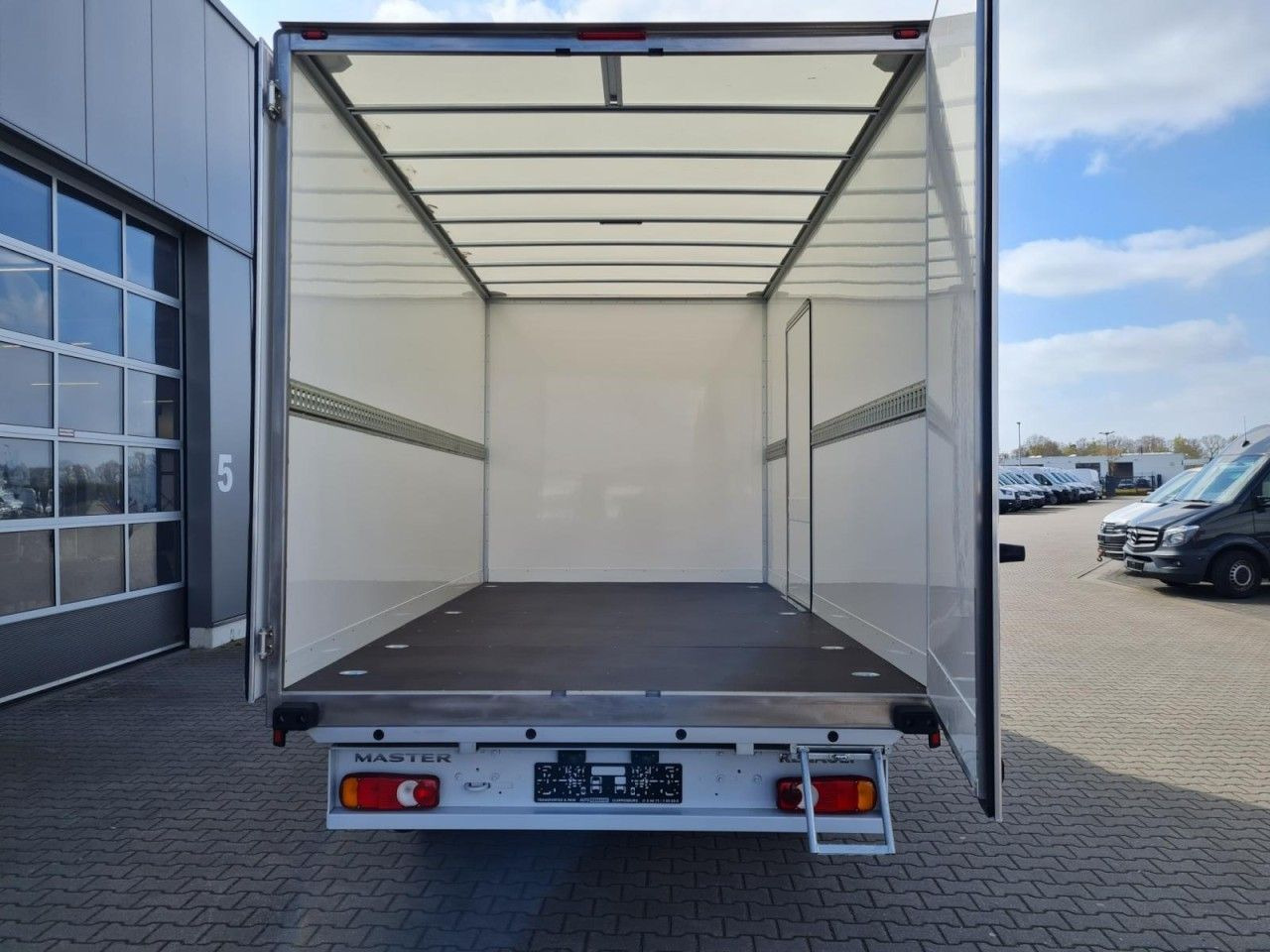 Renault Master 35 New Möbel Koffer KLIMA KOMFORT TEMPOMA - Dodávka skriňová nadstavba: obrázok 5 Renault Master 35 New Möbel Koffer KLIMA KOMFORT TEMPOMA - Dodávka skriňová nadstavba: obrázok 5