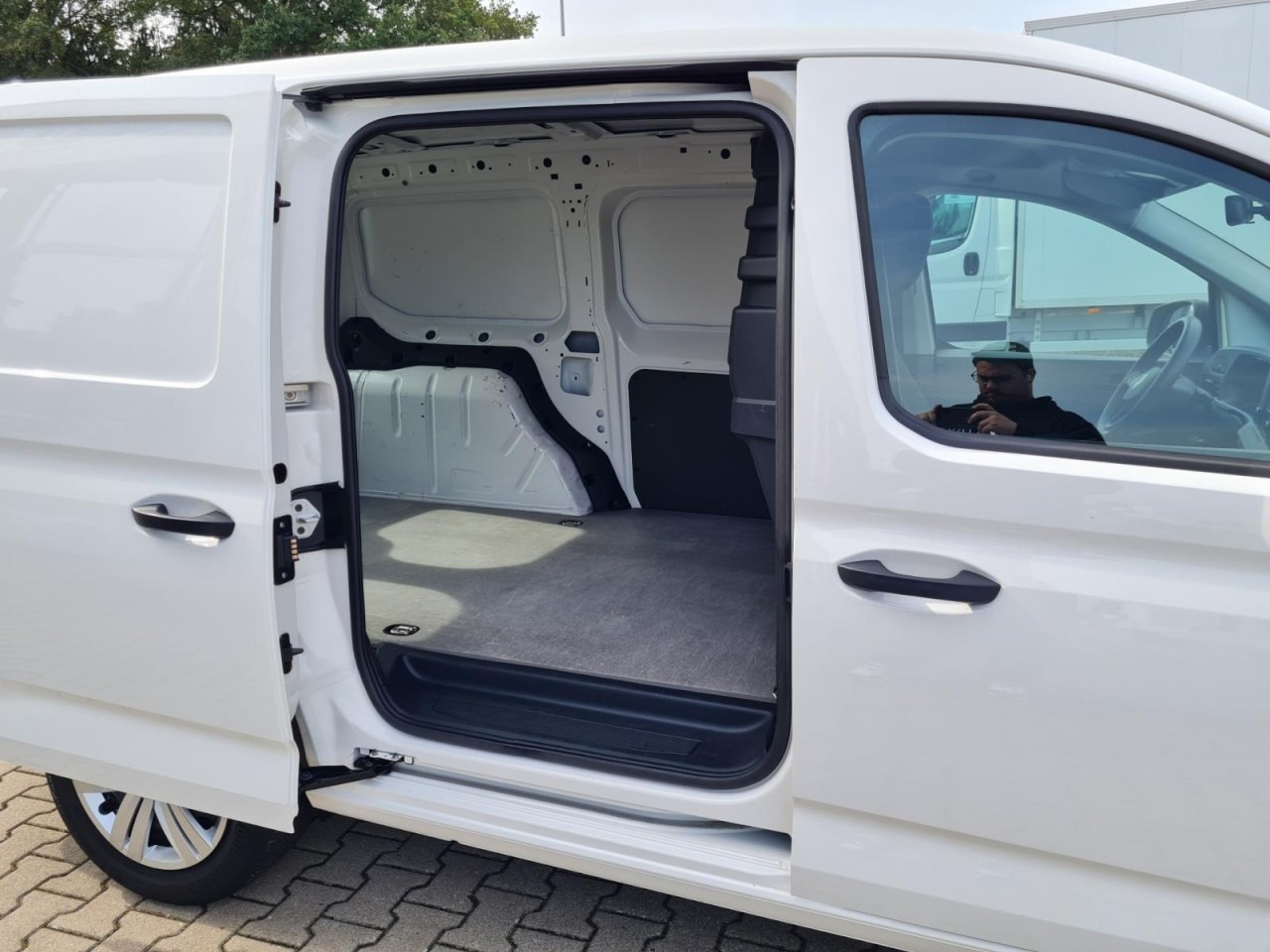 Volkswagen Caddy Cargo Kasten Maxi AHK KLIMA KAMERA PDC FLÜGEL - Malá dodávka: obrázok 4 Volkswagen Caddy Cargo Kasten Maxi AHK KLIMA KAMERA PDC FLÜGEL - Malá dodávka: obrázok 4