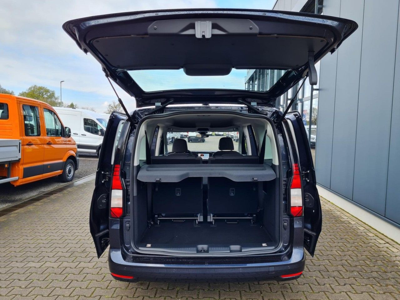 Volkswagen Caddy Maxi Kombi 7-Sitze 1.5 TSI DSG NAVI/APP TE - Automobil: obrázok 5 Volkswagen Caddy Maxi Kombi 7-Sitze 1.5 TSI DSG NAVI/APP TE - Automobil: obrázok 5