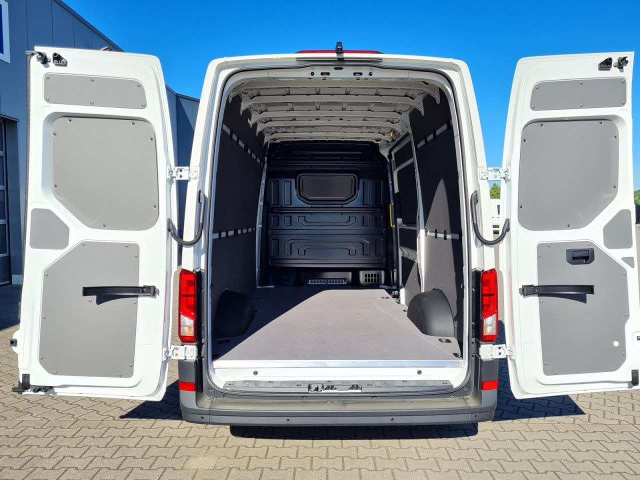Volkswagen Crafter 35 Kasten MR Hoch 4 Motion DSG KLIMA TEM Volkswagen Crafter 35 Kasten MR Hoch 4 Motion DSG KLIMA TEM - Furgon: obrázok 5 Volkswagen Crafter 35 Kasten MR Hoch 4 Motion DSG KLIMA TEM Volkswagen Crafter 35 Kasten MR Hoch 4 Motion DSG KLIMA TEM - Furgon: obrázok 5