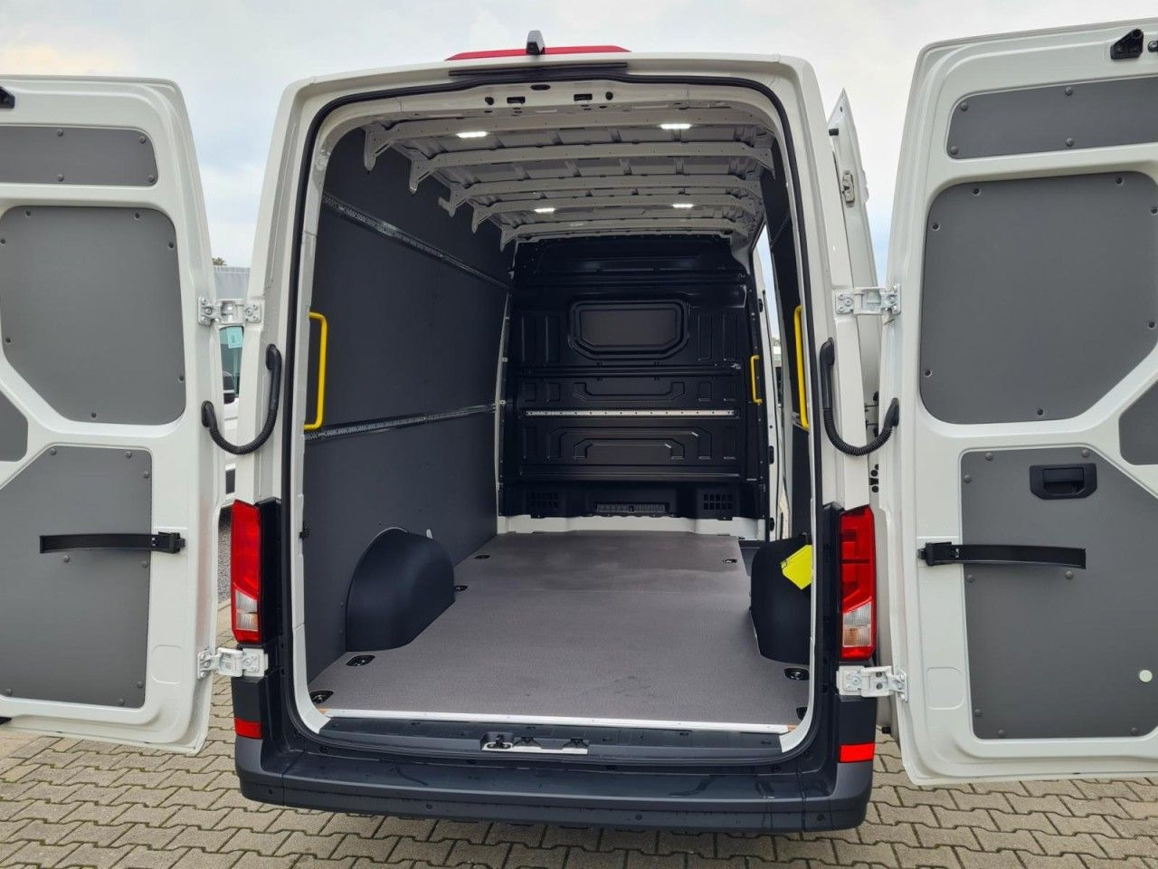 Volkswagen Crafter 35 Kasten TDI L3H3 LED TEMPOMAT AUTOMATI - Furgon: obrázok 5 Volkswagen Crafter 35 Kasten TDI L3H3 LED TEMPOMAT AUTOMATI - Furgon: obrázok 5