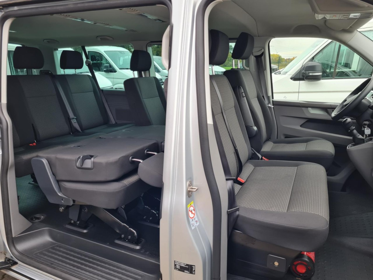Volkswagen T6.1 Caravelle TDI lang 9 Sitzer 2 Schiebetüren Trendl. - Minibus, Mikrobus: obrázok 4 Volkswagen T6.1 Caravelle TDI lang 9 Sitzer 2 Schiebetüren Trendl. - Minibus, Mikrobus: obrázok 4