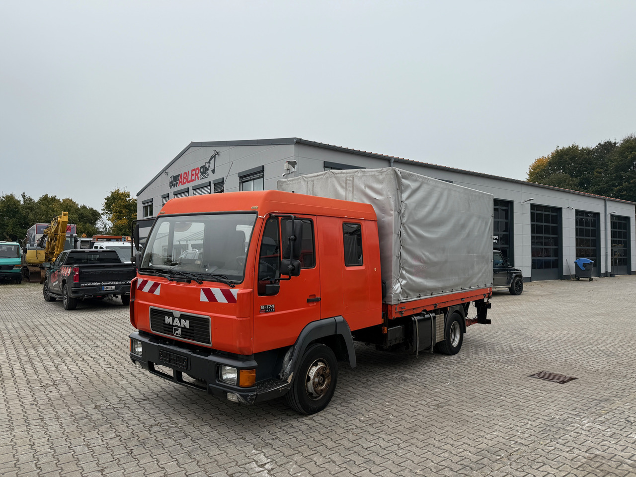 MAN 8.174 Pritsche+Plane+Ladebordwand DOKA L2000 - Plachtové nákladné vozidlo: obrázok 2 MAN 8.174 Pritsche+Plane+Ladebordwand DOKA L2000 - Plachtové nákladné vozidlo: obrázok 2