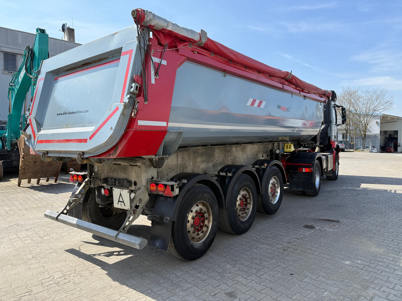 Mercedes-Benz 1851 Arocs ECHTER 4x4 mit Schmitz Kippauflieger - Sklápač: obrázok 4 Mercedes-Benz 1851 Arocs ECHTER 4x4 mit Schmitz Kippauflieger - Sklápač: obrázok 4