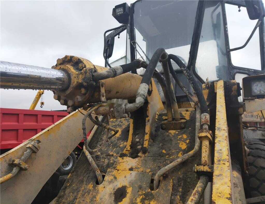 Komatsu WA320 - Kolesový nakladač: obrázok 4 Komatsu WA320 - Kolesový nakladač: obrázok 4