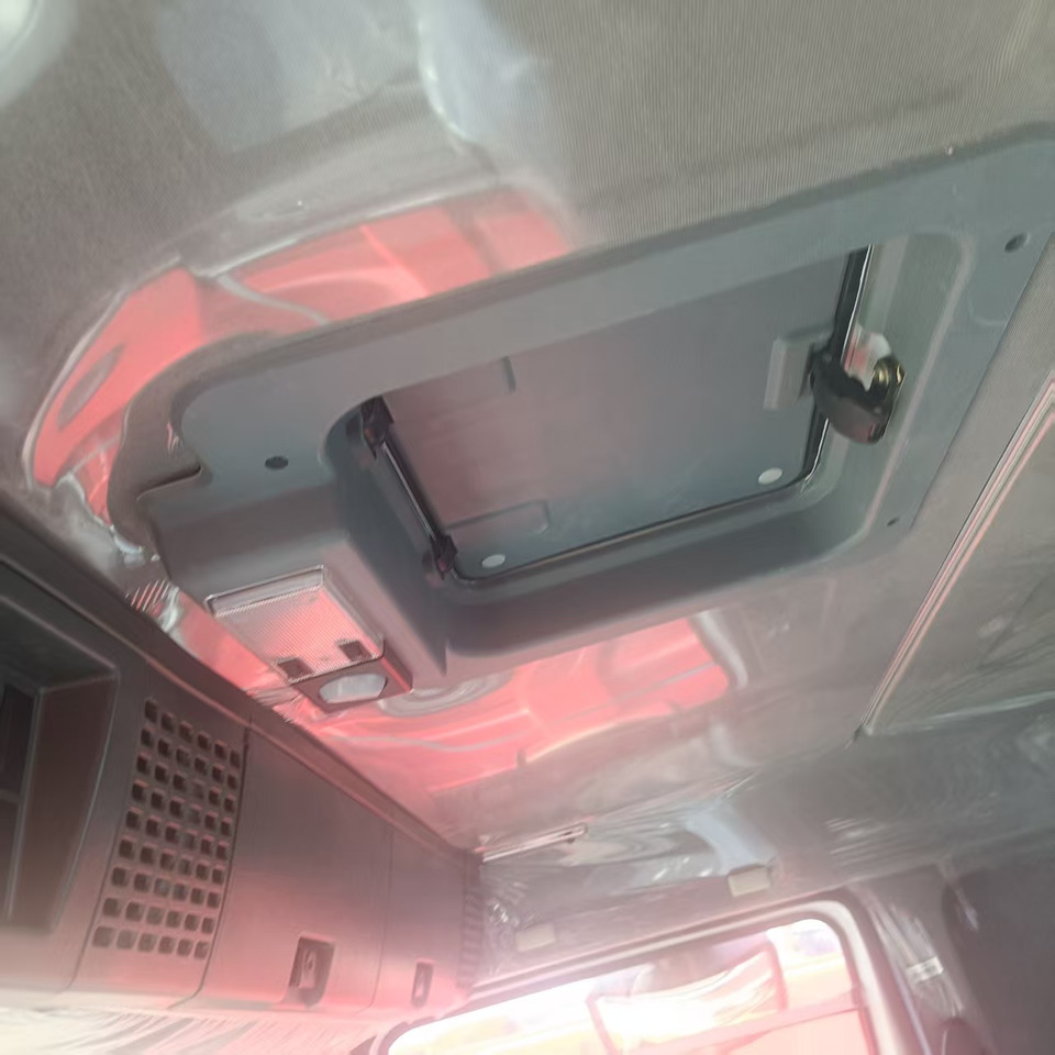 Sinotruk HOWO 371 8*4 Tank truck - Cisternové vozidlo: obrázok 5 Sinotruk HOWO 371 8*4 Tank truck - Cisternové vozidlo: obrázok 5