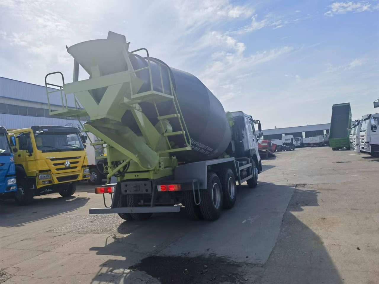 Sinotruk HOWO 6*4 Concrete mixer truck - Domiešavač: obrázok 3 Sinotruk HOWO 6*4 Concrete mixer truck - Domiešavač: obrázok 3