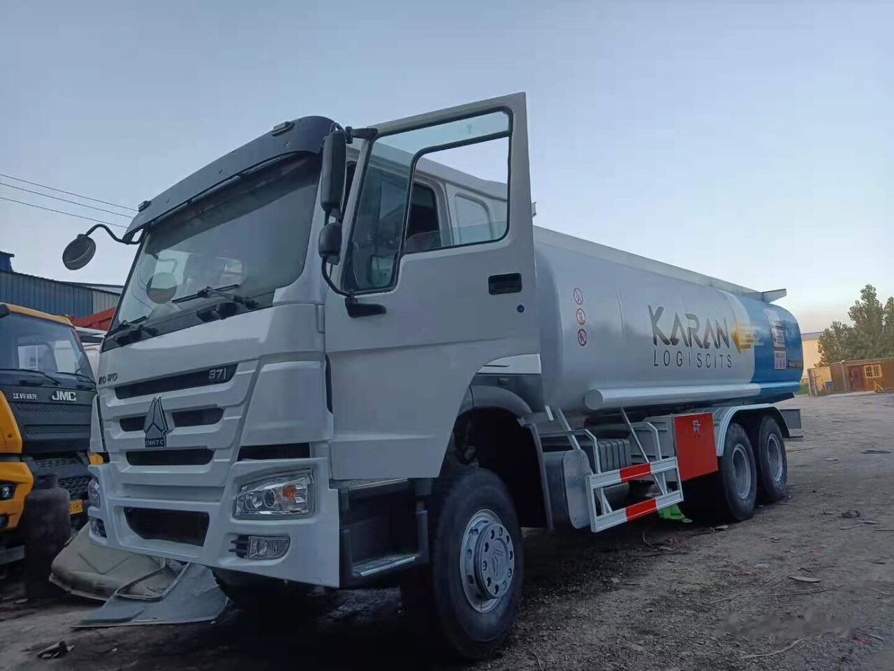 Sinotruk HOWO 6*4 Fuel Tank Truck - Cisternové vozidlo: obrázok 1 Sinotruk HOWO 6*4 Fuel Tank Truck - Cisternové vozidlo: obrázok 1