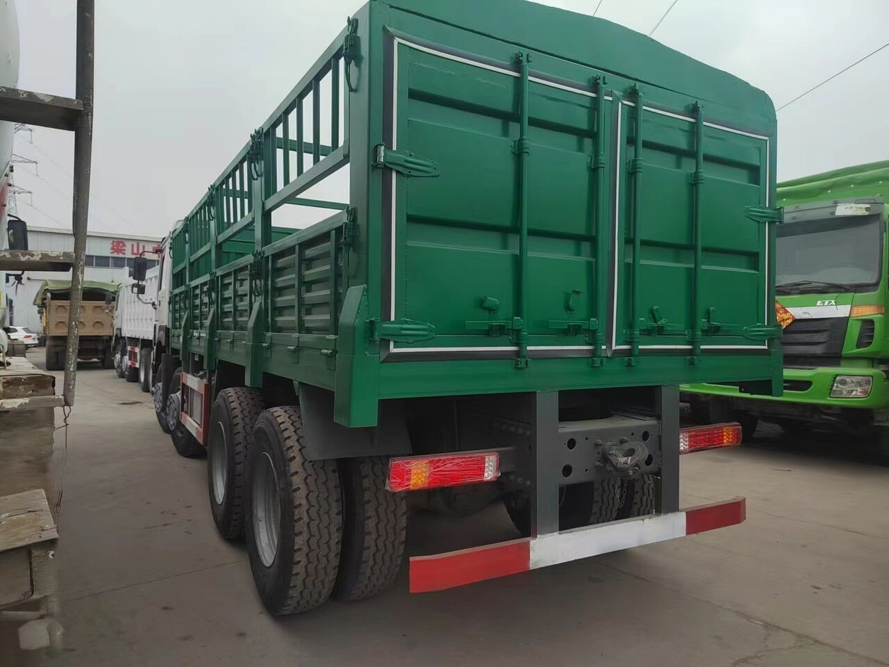 Sinotruk HOWO 8*4 Fence Truck - Valníkový/ Plošinový nákladný automobil: obrázok 4 Sinotruk HOWO 8*4 Fence Truck - Valníkový/ Plošinový nákladný automobil: obrázok 4