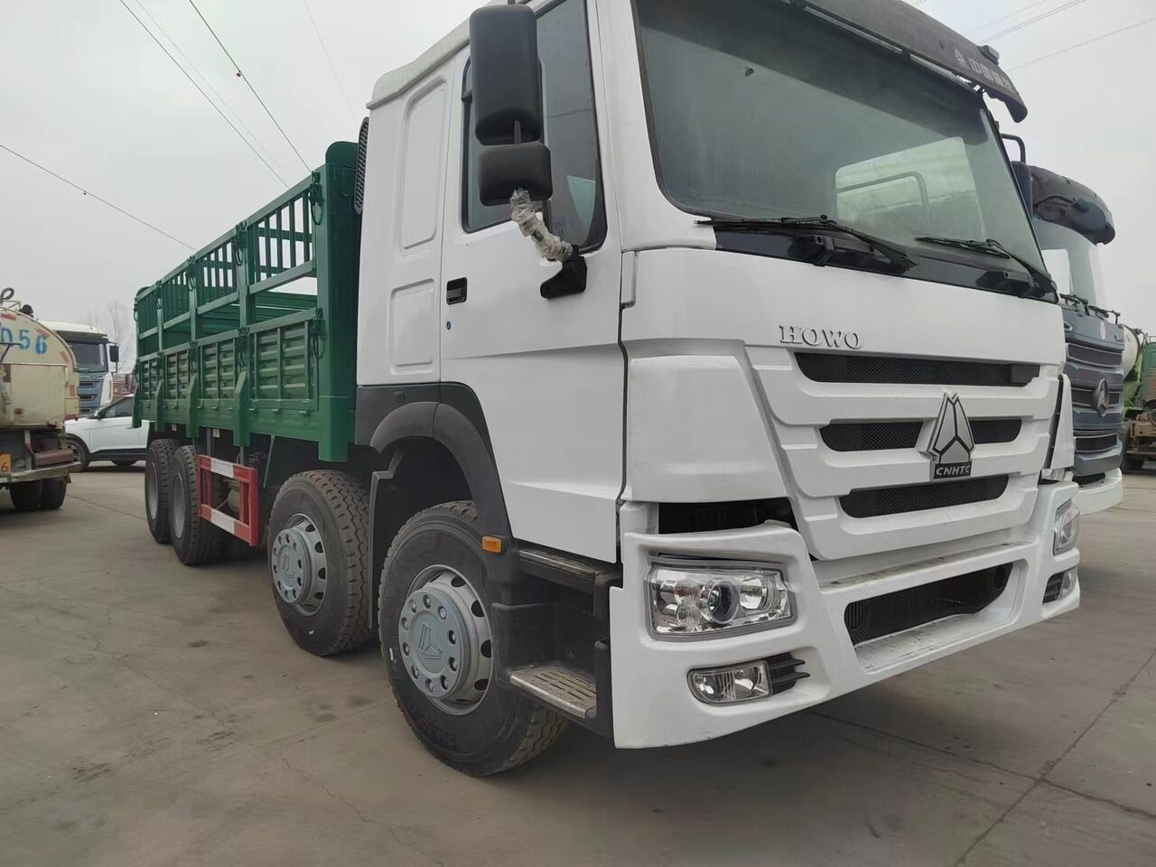 Sinotruk HOWO 8*4 Fence Truck - Valníkový/ Plošinový nákladný automobil: obrázok 2 Sinotruk HOWO 8*4 Fence Truck - Valníkový/ Plošinový nákladný automobil: obrázok 2