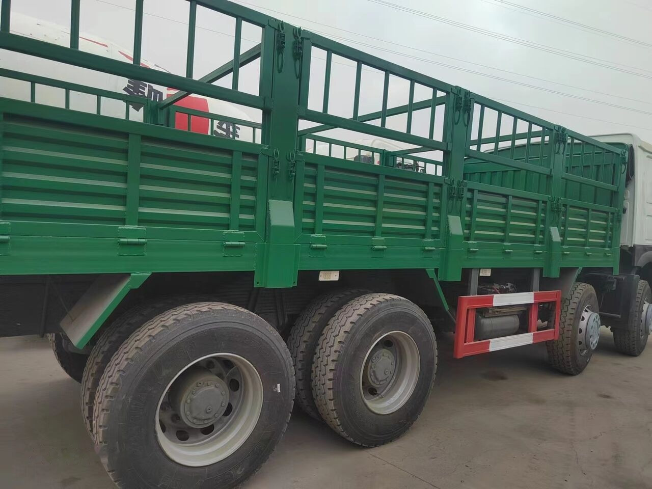 Sinotruk HOWO 8*4 Fence Truck - Valníkový/ Plošinový nákladný automobil: obrázok 5 Sinotruk HOWO 8*4 Fence Truck - Valníkový/ Plošinový nákladný automobil: obrázok 5