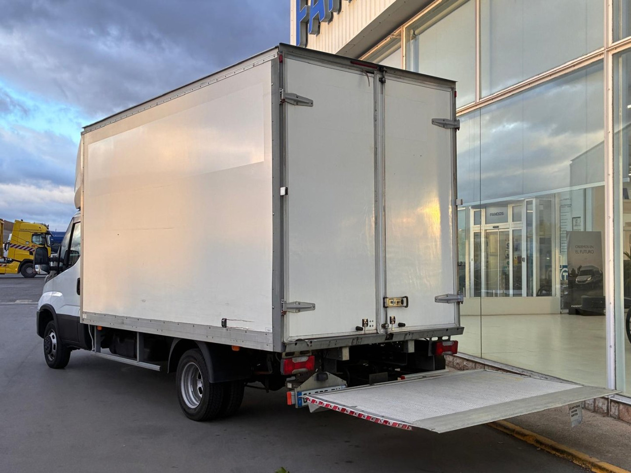 Caja cerrada IVECO 35C14 20m3 con puertas traseras y rampa elevadora - Dodávka skriňová nadstavba: obrázok 4 Caja cerrada IVECO 35C14 20m3 con puertas traseras y rampa elevadora - Dodávka skriňová nadstavba: obrázok 4