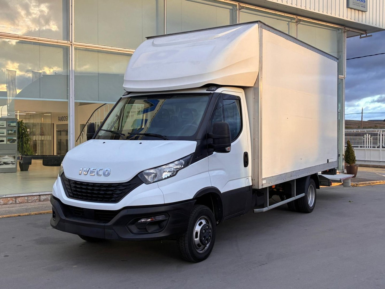 Caja cerrada IVECO 35C14 20m3 con puertas traseras y rampa elevadora - Dodávka skriňová nadstavba: obrázok 1 Caja cerrada IVECO 35C14 20m3 con puertas traseras y rampa elevadora - Dodávka skriňová nadstavba: obrázok 1
