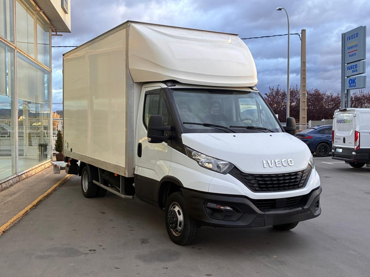 Caja cerrada IVECO 35C14 20m3 con puertas traseras y rampa elevadora - Dodávka skriňová nadstavba: obrázok 3 Caja cerrada IVECO 35C14 20m3 con puertas traseras y rampa elevadora - Dodávka skriňová nadstavba: obrázok 3