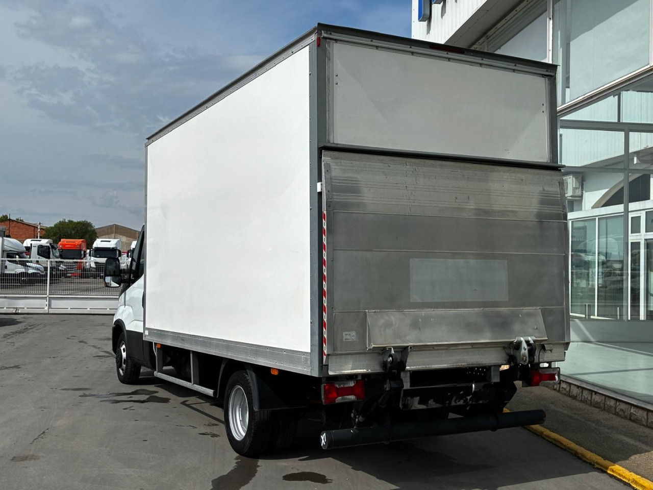 Caja cerrada IVECO 35C16 3.0 20m3 - Dodávka skriňová nadstavba: obrázok 4 Caja cerrada IVECO 35C16 3.0 20m3 - Dodávka skriňová nadstavba: obrázok 4