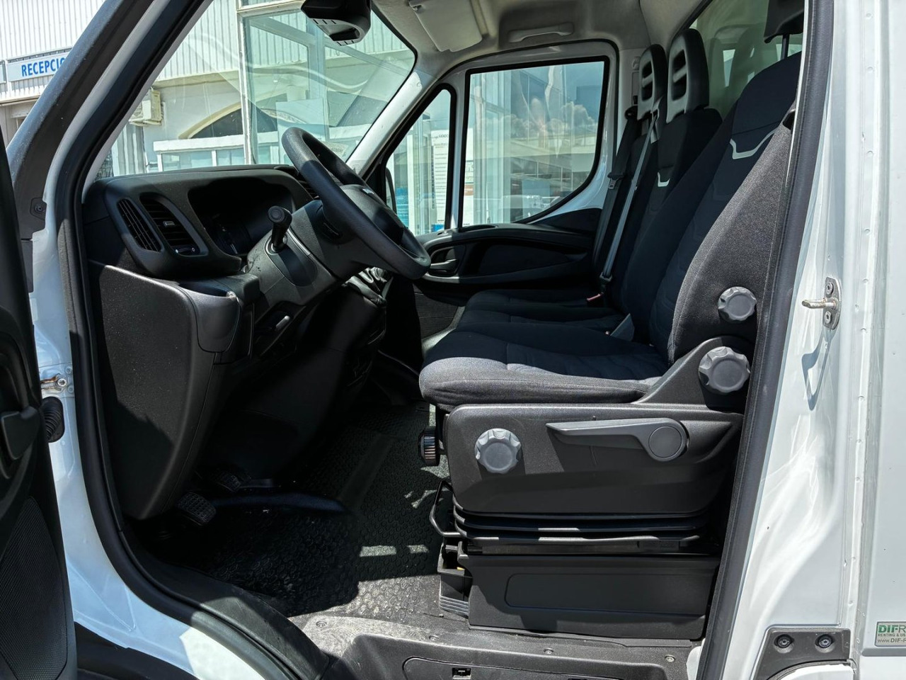 Caja cerrada con plataforma elevadora IVECO 35C16 20m3 - Dodávka skriňová nadstavba: obrázok 5 Caja cerrada con plataforma elevadora IVECO 35C16 20m3 - Dodávka skriňová nadstavba: obrázok 5