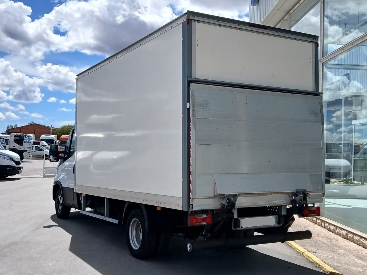 Caja cerrada con plataforma elevadora IVECO 35C16 20m3 - Dodávka skriňová nadstavba: obrázok 4 Caja cerrada con plataforma elevadora IVECO 35C16 20m3 - Dodávka skriňová nadstavba: obrázok 4