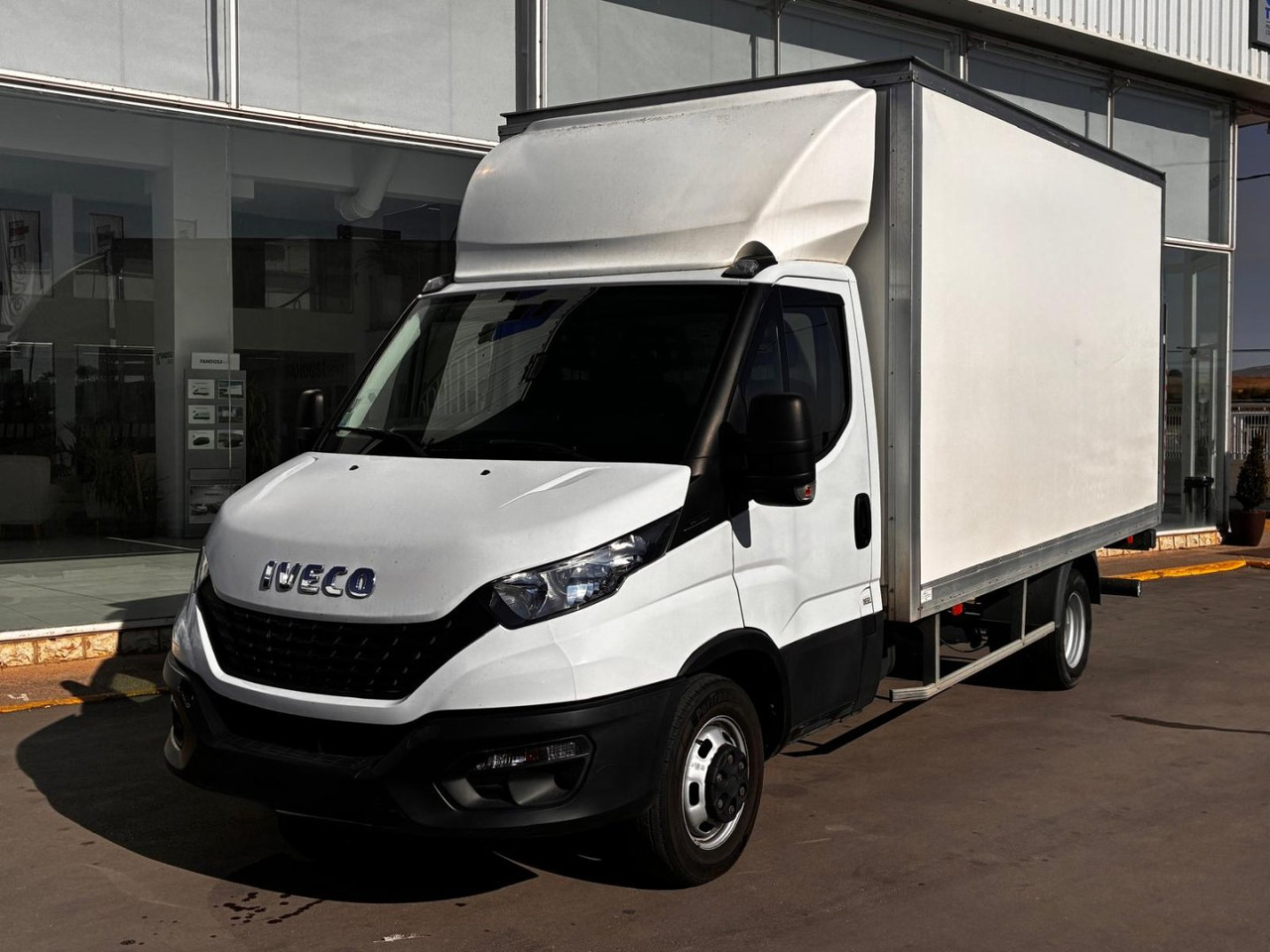 Caja cerrada con plataforma elevadora IVECO 35C16 20m3 - Dodávka skriňová nadstavba: obrázok 1 Caja cerrada con plataforma elevadora IVECO 35C16 20m3 - Dodávka skriňová nadstavba: obrázok 1