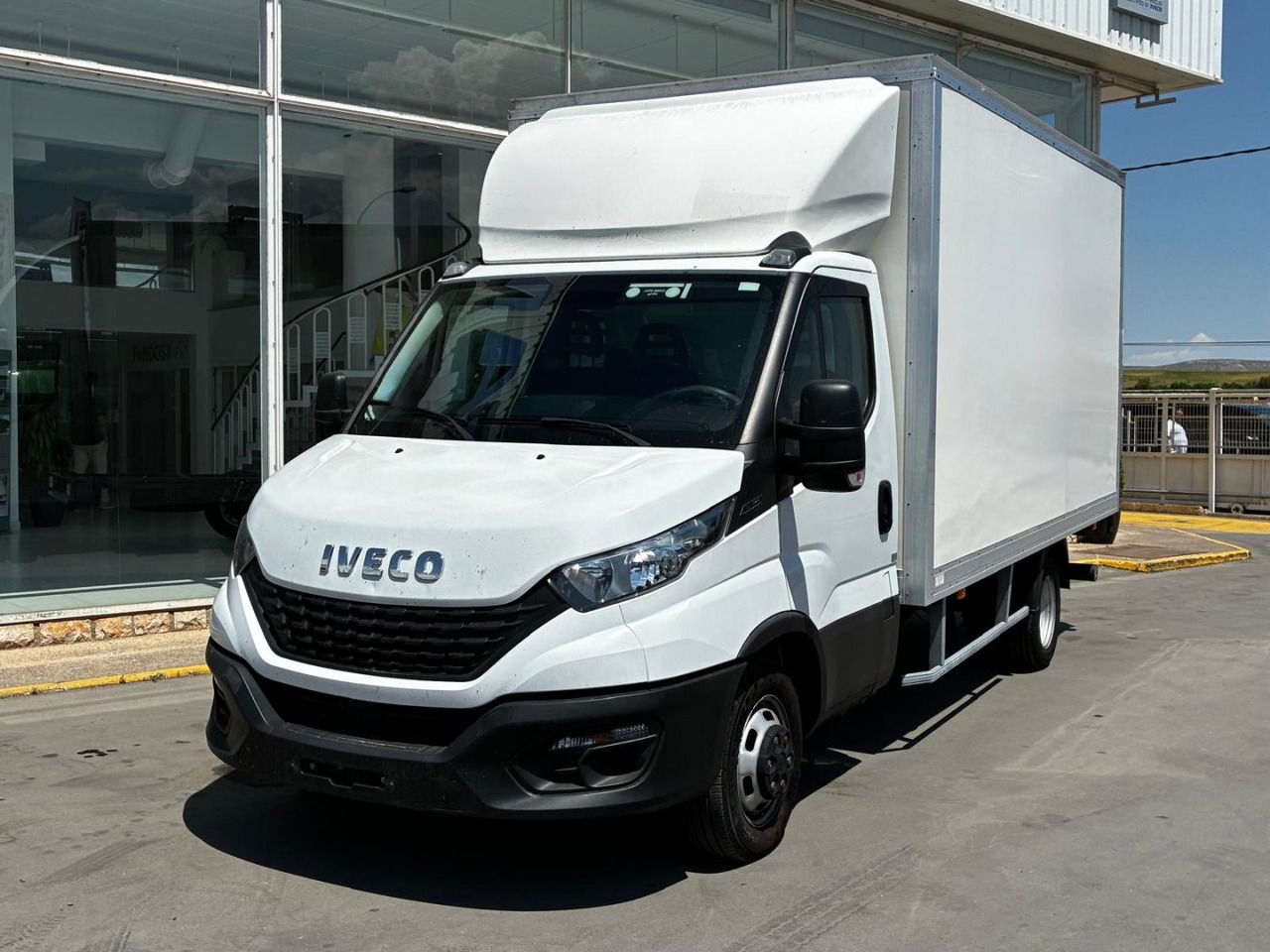 Caja cerrada con plataforma elevadora IVECO 35C16 20m3 - Dodávka skriňová nadstavba: obrázok 1 Caja cerrada con plataforma elevadora IVECO 35C16 20m3 - Dodávka skriňová nadstavba: obrázok 1