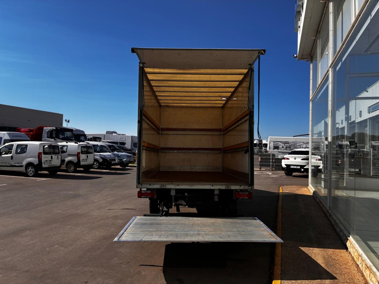 Caja cerrada con plataforma elevadora IVECO 35C16 20m3 - Dodávka skriňová nadstavba: obrázok 5 Caja cerrada con plataforma elevadora IVECO 35C16 20m3 - Dodávka skriňová nadstavba: obrázok 5