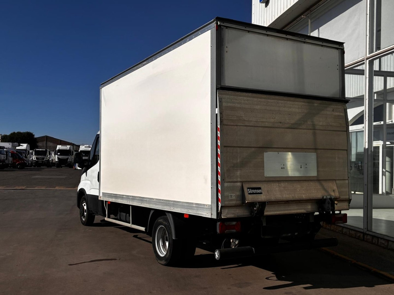 Caja cerrada con plataforma elevadora IVECO 35C16 20m3 - Dodávka skriňová nadstavba: obrázok 4 Caja cerrada con plataforma elevadora IVECO 35C16 20m3 - Dodávka skriňová nadstavba: obrázok 4