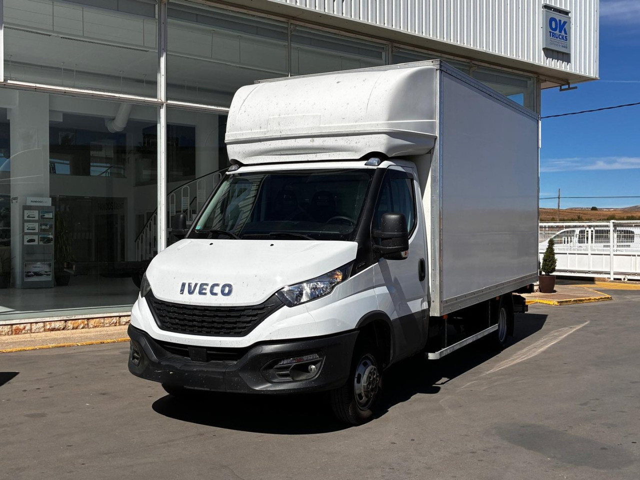 Caja cerrada con plataforma elevadora IVECO 35C16 20m3 con puerta lateral - Dodávka skriňová nadstavba: obrázok 1 Caja cerrada con plataforma elevadora IVECO 35C16 20m3 con puerta lateral - Dodávka skriňová nadstavba: obrázok 1