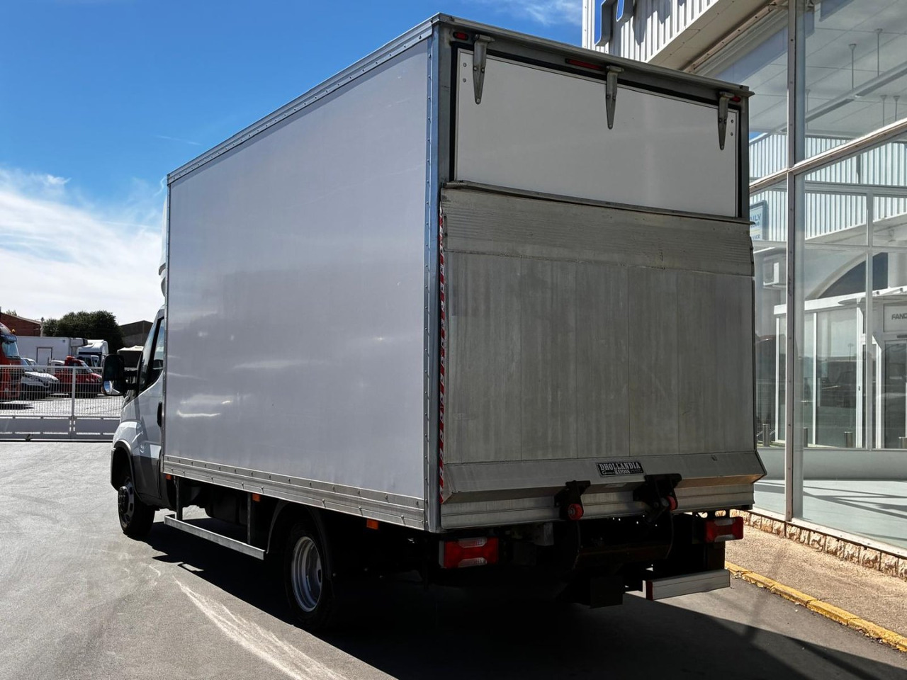 Caja cerrada con plataforma elevadora IVECO 35C16 20m3 con puerta lateral - Dodávka skriňová nadstavba: obrázok 4 Caja cerrada con plataforma elevadora IVECO 35C16 20m3 con puerta lateral - Dodávka skriňová nadstavba: obrázok 4
