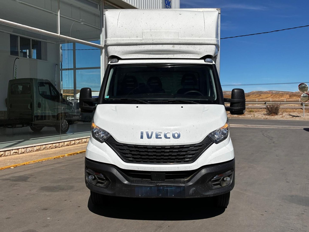Caja cerrada con plataforma elevadora IVECO 35C16 20m3 con puerta lateral - Dodávka skriňová nadstavba: obrázok 2 Caja cerrada con plataforma elevadora IVECO 35C16 20m3 con puerta lateral - Dodávka skriňová nadstavba: obrázok 2
