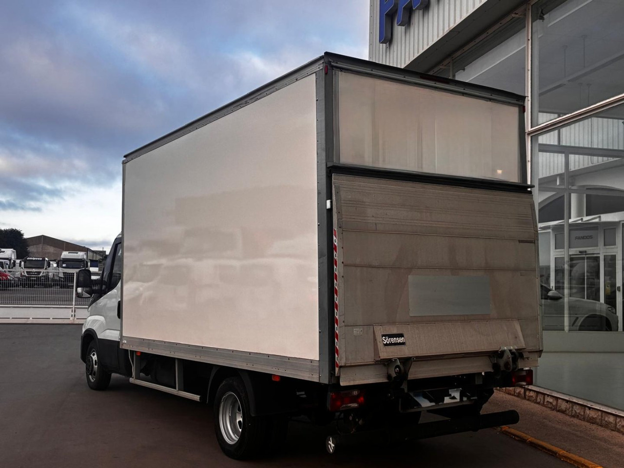 Caja cerrada con plataforma elevadora IVECO 35C16 3.0 20m3 - Dodávka skriňová nadstavba: obrázok 4 Caja cerrada con plataforma elevadora IVECO 35C16 3.0 20m3 - Dodávka skriňová nadstavba: obrázok 4