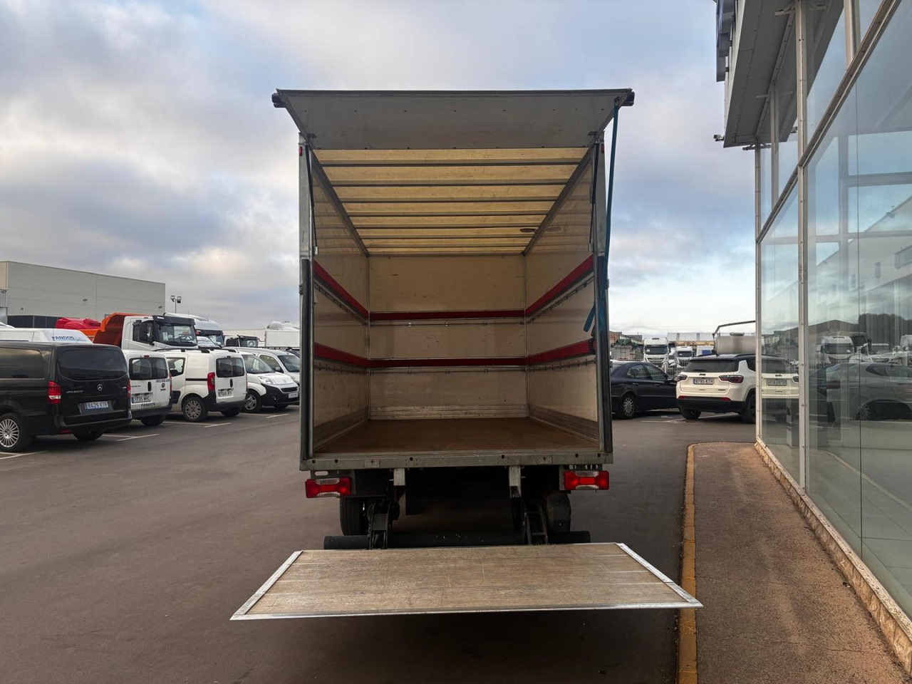 Caja cerrada con plataforma elevadora IVECO 35C16 3.0 20m3 - Dodávka skriňová nadstavba: obrázok 5 Caja cerrada con plataforma elevadora IVECO 35C16 3.0 20m3 - Dodávka skriňová nadstavba: obrázok 5