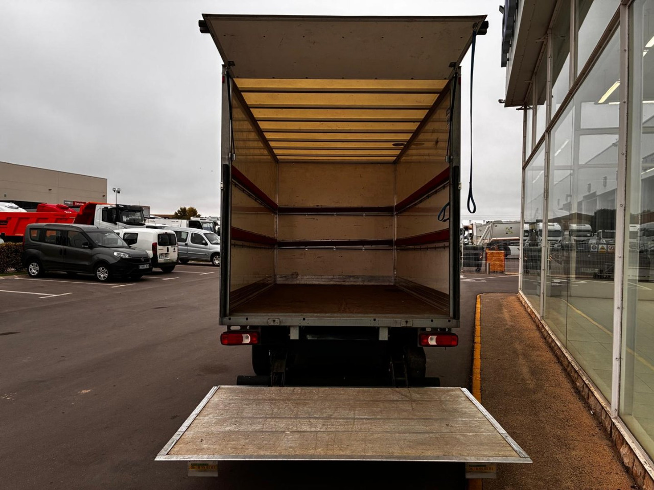 Caja cerrada con plataforma elevadora IVECO 35C16 3.0 20m3 - Dodávka skriňová nadstavba: obrázok 5 Caja cerrada con plataforma elevadora IVECO 35C16 3.0 20m3 - Dodávka skriňová nadstavba: obrázok 5