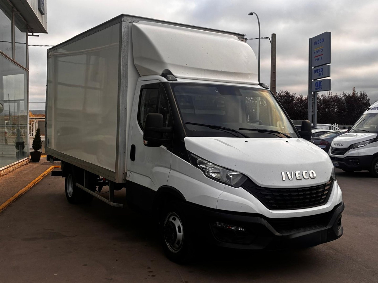 Caja cerrada con plataforma elevadora IVECO 35C16 3.0 20m3 - Dodávka skriňová nadstavba: obrázok 3 Caja cerrada con plataforma elevadora IVECO 35C16 3.0 20m3 - Dodávka skriňová nadstavba: obrázok 3