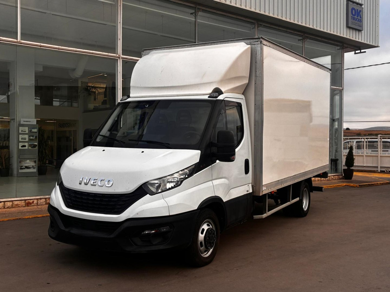Caja cerrada con plataforma elevadora IVECO 35C16 3.0 20m3 - Dodávka skriňová nadstavba: obrázok 1 Caja cerrada con plataforma elevadora IVECO 35C16 3.0 20m3 - Dodávka skriňová nadstavba: obrázok 1