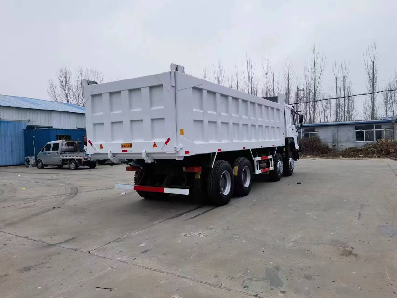 SINOTRUK HOWO 12 TIRES 8*4 - Sklápač: obrázok 4 SINOTRUK HOWO 12 TIRES 8*4 - Sklápač: obrázok 4