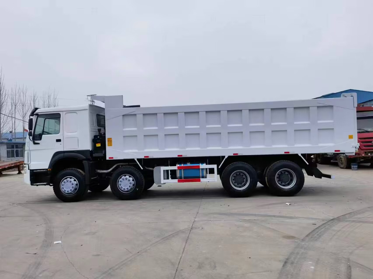 SINOTRUK HOWO 12 TIRES 8*4 - Sklápač: obrázok 2 SINOTRUK HOWO 12 TIRES 8*4 - Sklápač: obrázok 2