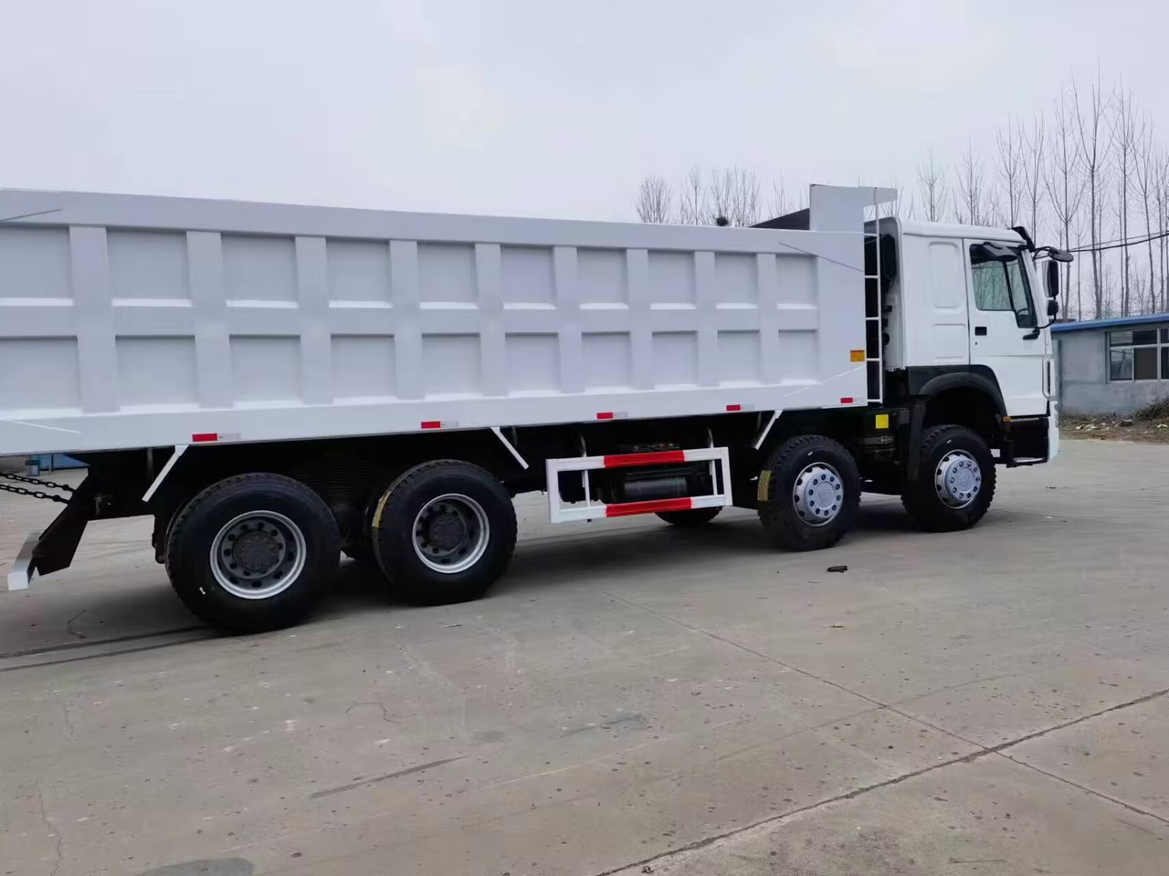 SINOTRUK HOWO 12 TIRES 8*4 - Sklápač: obrázok 1 SINOTRUK HOWO 12 TIRES 8*4 - Sklápač: obrázok 1