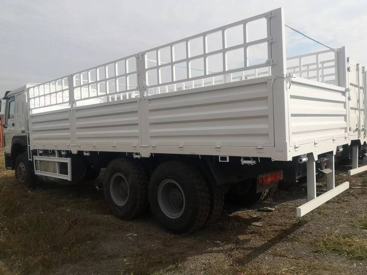 SINOTRUK HOWO LIVESTOCK DUMP TRUCK WITH FENCE - Přepravník zvířat: obrázok 4 SINOTRUK HOWO LIVESTOCK DUMP TRUCK WITH FENCE - Přepravník zvířat: obrázok 4