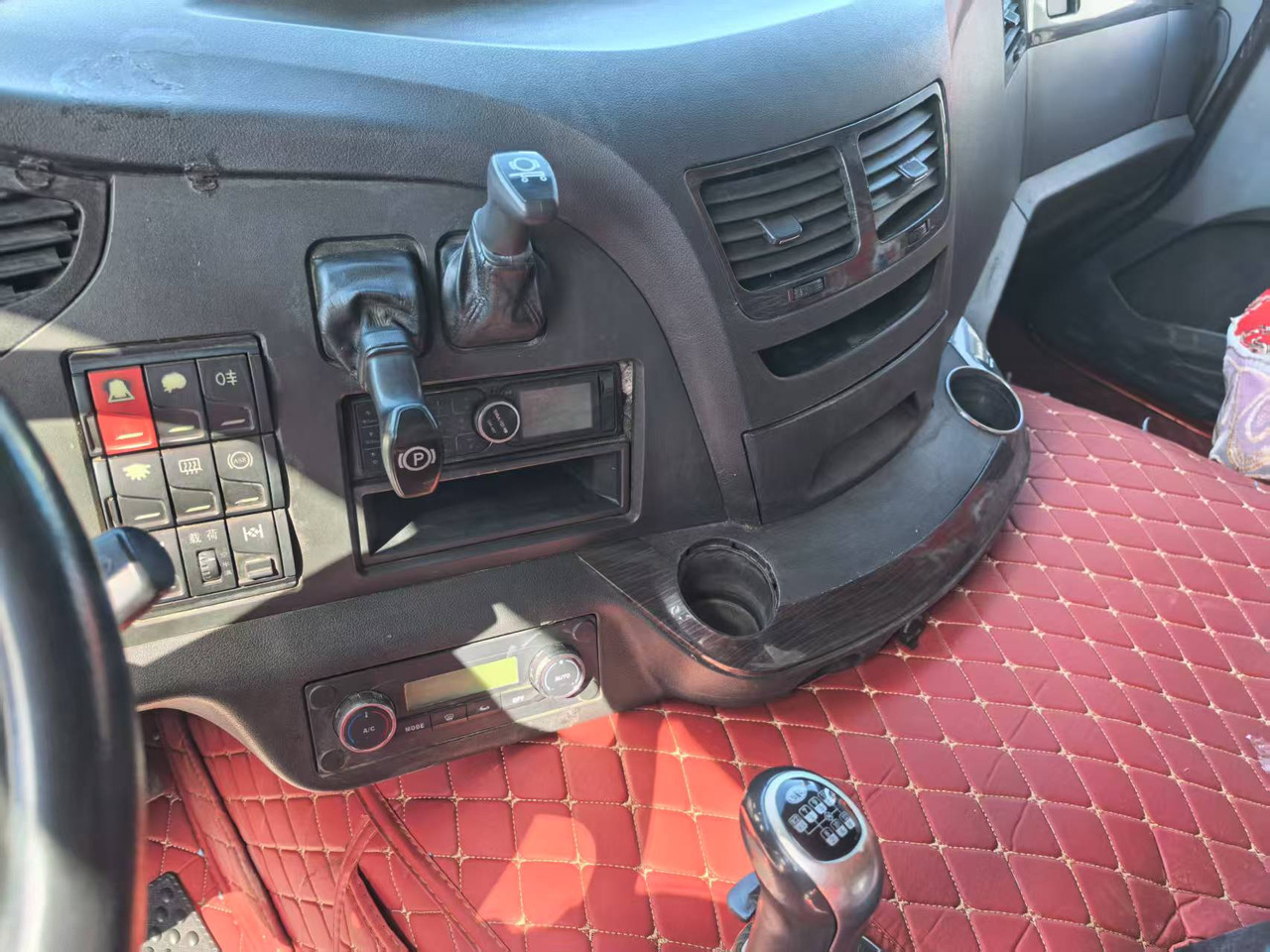 FAW JIEFANG TRACTOR HEAD - Ťahač: obrázok 5 FAW JIEFANG TRACTOR HEAD - Ťahač: obrázok 5