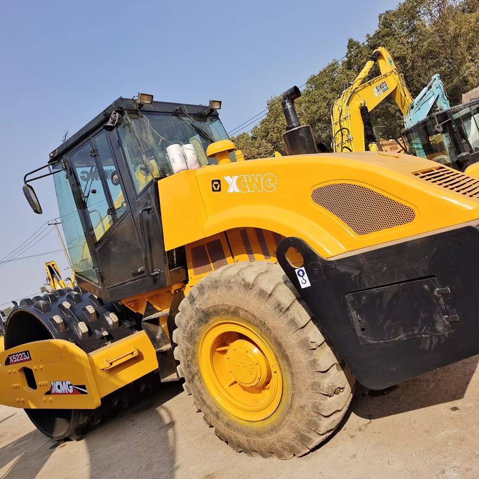 XCMG XS223J Goat Horn Vibratory Roller Compactor - Cestný valec: obrázok 2 XCMG XS223J Goat Horn Vibratory Roller Compactor - Cestný valec: obrázok 2