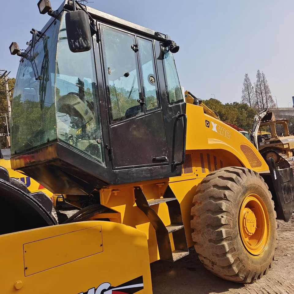 XCMG XS223J Goat Horn Vibratory Roller Compactor - Cestný valec: obrázok 3 XCMG XS223J Goat Horn Vibratory Roller Compactor - Cestný valec: obrázok 3
