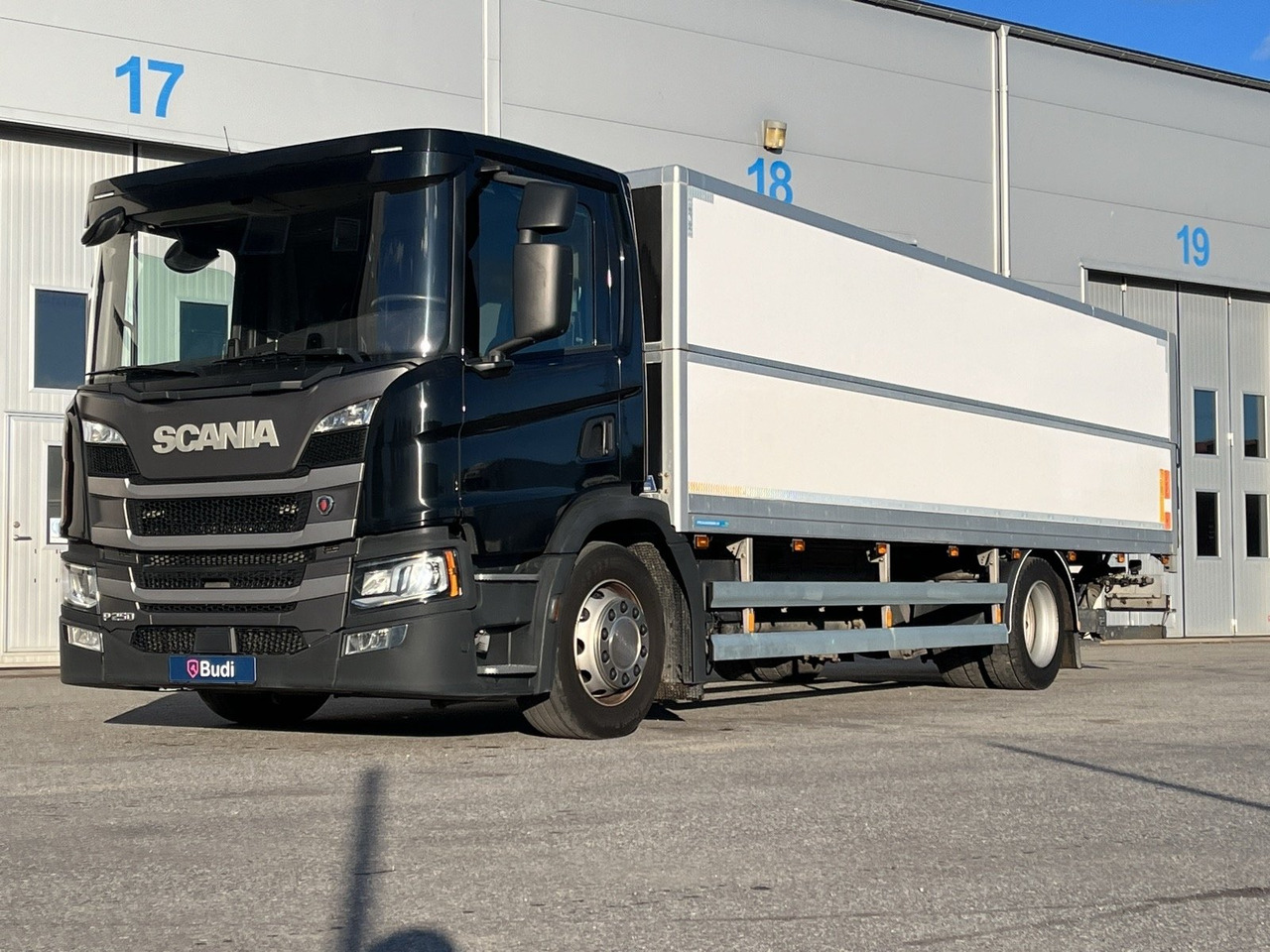 Lastbil Scania P250 B 4X2 LB -2020 | Höj/Sänk - Skříňový nákladní auto: obrázok 1 Lastbil Scania P250 B 4X2 LB -2020 | Höj/Sänk - Skříňový nákladní auto: obrázok 1