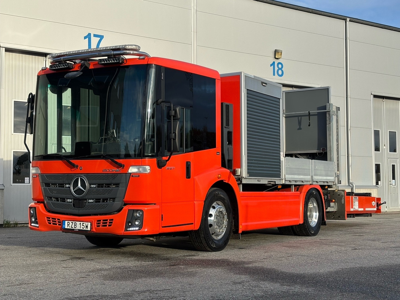 TMA-bil Mercedes-Benz Econic 1827 4x2 -2021 | Hiab-kran - Valníkový/ Plošinový nákladný automobil, Auto s hydraulickou rukou: obrázok 1 TMA-bil Mercedes-Benz Econic 1827 4x2 -2021 | Hiab-kran - Valníkový/ Plošinový nákladný automobil, Auto s hydraulickou rukou: obrázok 1
