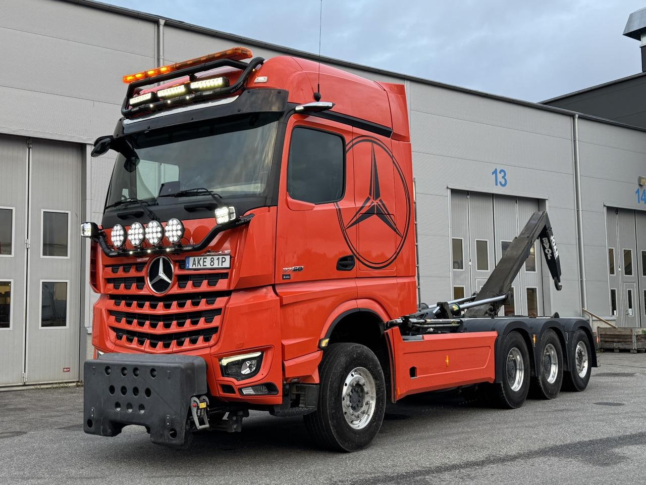 Tridemväxlare Mercedes-Benz Arocs 3758 -2023 | JOAB 24 ton | Plogutrustad - Hákový nosič kontajnerov: obrázok 1 Tridemväxlare Mercedes-Benz Arocs 3758 -2023 | JOAB 24 ton | Plogutrustad - Hákový nosič kontajnerov: obrázok 1